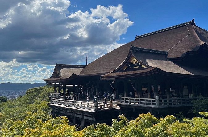 Private Custom Tour of Kiyomizu & Yasaka—by Young Local Guides - Hōkan-ji (Yasaka Pagoda): the five-story icon in a tight street scene