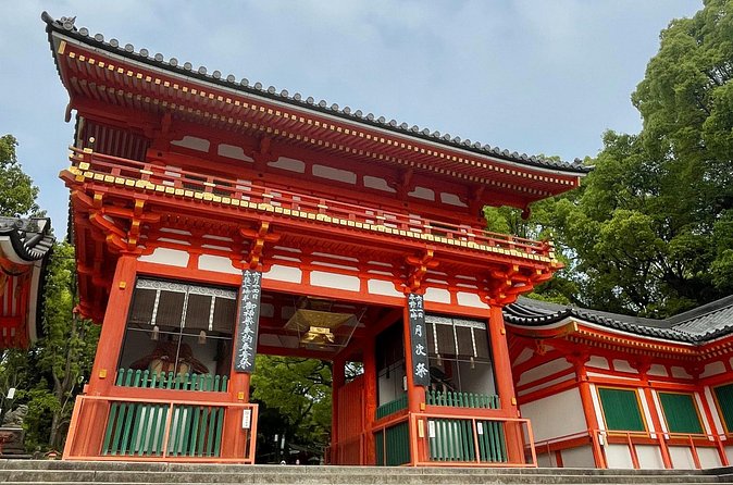 Private Custom Tour of Kiyomizu & Yasaka—by Young Local Guides - Yasaka Shrine by Gion: lanterns, the red gate, and simple shrine etiquette