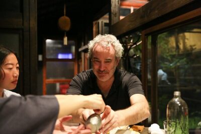 Private Food & Sake Tour in Central Kyoto with Sake Sommelier - Stop 1 in a machiya izakaya: the Kyoto townhouse vibe