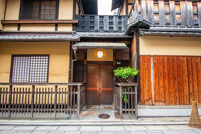 Takashi's local food adventure through Gion Kyoto tips of Ramen - Kawara-machi Restaurant Time: Where the Meal Becomes the Finale